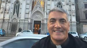 Don Walter Insero dalla chiesa degli Artisti al duomo gotico in Prati:  «Porto con me il ricordo di tanti amici che ho salutato»