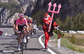 Tom dumoulin abandoned the giro d'italia, one day after a heavy fall on his left knee. Radsport Highlights Dumoulin Gewinnt Den Jubilaums Giro
