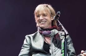 Enfant difficile, il grandit à paris entouré de ses parents et de ses sœurs. Jean Louis Aubert Annule Sa Tournee Francaise 35 Dates Reportees En 2021 Actu Rennes