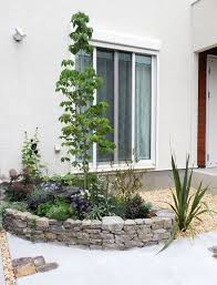 Bagi anda yang ingin membuat taman di depan rumah namun tidak memiliki lahan yang luas, anda tetap bisa mewujudkannya dengan membuat taman mini atau mungil. 37 Desain Taman Minimalis Dan Cara Membuatnya Sederhana Modern