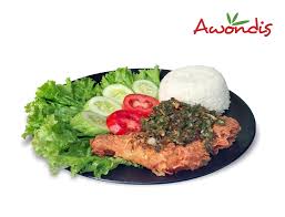 Ayam geprek terdiri dari ayam goreng tepung yang ditambah dengan sambal khas nusantara. Nasi Ayam Geprek Sambal Cabe Ijo