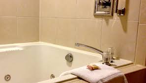 When you embark on a fort lauderdale vacation with us, you'll enjoy extraordinary service and everything you need to make the most of your getaway.the following amenities are experience a premiere vacation in fort lauderdale. Fort Lauderdale Hot Tub Suites Jetted Tubs In Romantic Hotel Rooms