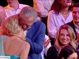 Sophie Davant éliminée de Danse avec les stars : elle fond en larmes dans  les bras de