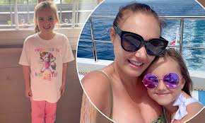 Ojjeh wuchs als sohn von akram. Tamara Ecclestone Shares Sweet Snap Of Daughter Sophia Six In Big Sister T Shirt Daily Mail Online