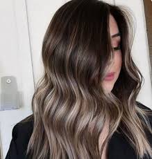 Quant aux châtains, elles pourront choisir des reflets noisettes ou caramel etc… Balayage Blond Cendre