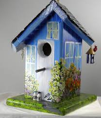 Twisted Birdhouse Main Peint Bleu Avec Elle Est Propre Oiseau Maison Et Une Voiture Dans Le Garage Bird Houses Painted Cool Bird Houses Bird House