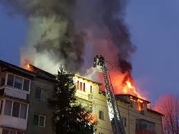 Viceprimarul timisoarei, cosmin tabara, anunta ca luni incep reparatiile la partea electrica distrusa de incendiul de vineri noapte din piata 700, iar in zilele in paralel, conducerea sc piete sa a anuntat ca florarii care isi expuneau marfa in zona afectata de incendiu vor fi scutiti de la plata chiriei pentru. Incendiu De ProporÈ›ii La TimiÈ™oara FlÄƒcÄƒrile Au Cuprins Mansarda Unui Bloc Update 6 Cand Se StabileÈ™te Cauza Foto È™i Video