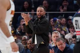 A estrela do Warriors, Steph Curry, ficará de fora por pelo menos mais 5 jogos devido a uma lesão no joelho.