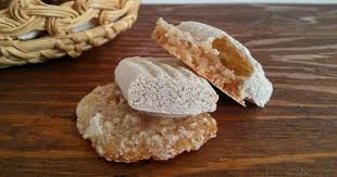 Fave dei morti, pane dei morti, fanfullicchie, o' morticiello, ogni regione o città d'italia ha le sue la tradizione di preparare dei dolci per le ricorrenze di inizio novembre viene dalla credenza popolare. Ossa Dei Morti Biscotti Tipici Siciliani