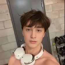 Larry Crosson's Instagram, Twitter & Facebook