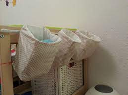 panieres reversibles pour table a langer glisser sur une tringle a rideau grace a une bande de panier table a langer rangement table a langer meuble a langer