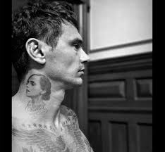 Letícia Spiller posa nua e exibe tatuagem nas costas, veja!