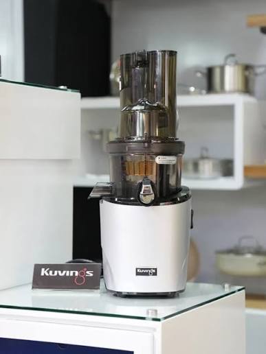 En tu extractor Kuvings puedes preparar una sencilla receta con  ingredientes antioxidantes y antinflamatorios🍊 Ingredientes: 2 naranjas 1  trozo pequeño de jengibre 1 cucharadita de cúrcuma Rápida, sencilla y  saludable😉