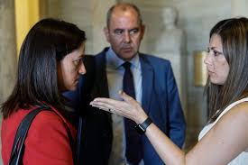 Η μεταξύ τους σχέση θα παραμείνει για πάντα απρόσωπη και επαγγελματική ή για κάποιον από τους δύο θα λάβει διαφορετική σημασία Sto Peristylio Ths Boylhs H Prwth Oikogeneiakh Fwtografia Ths Kybernhshs Deite Ola Ta Kare Politikh Iefimerida Gr