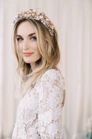 The Wedding Beauty Trends All 2020 Brides Need To Know Krasota Na Svadbe Obodok Nevesty Svadebnye Pricheski
