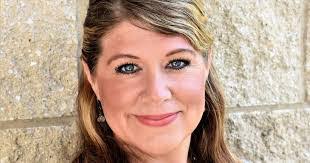 Janis Robertson's Instagram, Twitter & Facebook