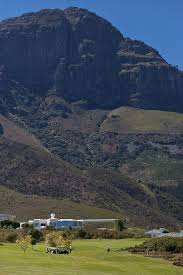 Golfers Dwarfed On Erinvale Golf Course By Helderberg Mountain In Somerset West Erinvale Golfcourse Som Africa Rocks Most Beautiful Cities Safari Adventure