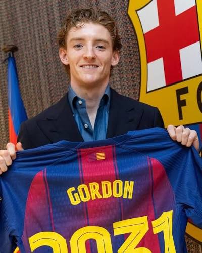 Anthony Gordon inicia um novo capítulo na carreira. Aos 25 anos, o atacante  inglês trocou o Newcastle pelo Barcelona após se destacar na Premier League  e conquistar espaço na seleção da Inglaterra.