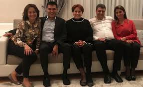 Bu gelişmelerin ardınadn buğra kavuncu'nun hayat hikayesi internet üzerinden araştırılmaya başlandı. Aksener Varisiyle Gezmeye Cikti