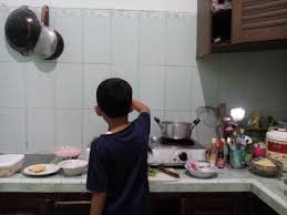 Jangan berlalu dulu, karena kamu berada di laman yang tepat. Perhatikan 5 Hal Penting Berikut Ketika Anak Memasak Di Dapur