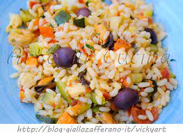 L'insalata di riso o riso freddo è un primo piatto estivo veloce, gustoso e colorato :riso bollito condito con tonno e tanti altri ingredienti stuzzicanti! Insalata Di Riso Con Frutti Di Mare E Zucchine