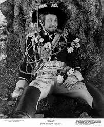 Pourtant, lorsqu'il met son masque et son chapeau noir, il devient zorro, héros maniant l'épée à la perfection et défendant les. Britt Lomond Zorro 1957 Disney Zorro Zorro Picture Movie