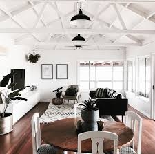 Salon Sejour Salle A Manger Poutre Apparentes Blanches Parquet Bois Canape Noir Tapis Motif Ethniqu Maison Scandinave Maison Decorations Interieurs Scandinaves