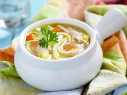 La Soupe Aux Nouilles La Base Dans La Cuisine Chinoise C Est Facile Delicieux Et Reconfortant Quand En 2020 Recettes De Soupe Au Poulet Soupe Maison Soupe Chinoise
