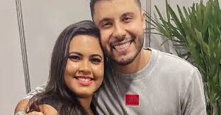 Viúva de Maurilio se emociona ao posar ao lado de Murilo Huff