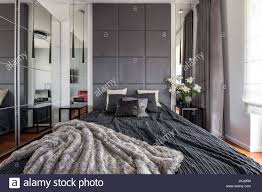 Westfalia schlafkomfort polsterbett, in 3 bezugsqualitäten. Luxuriose Schlafzimmer Mit Bett Gepolsterte Wand Und Verspiegelten Kleiderschrank Stockfotografie Alamy