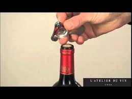 Nous possédons ainsi une large gamme de capsules et encapsuleuses manuelles dans nos rayons. Debouchage Avec Coupe Capsule Ma Cave A Vin Youtube