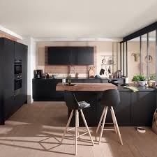 Cuisine Noire Pourquoi C Est La Star Du Moment En 2020 Cuisine Noire Et Bois Cuisine Noire Cuisine Moderne