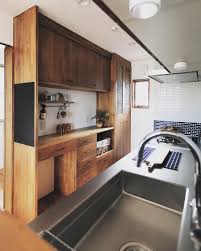 壁付けパントリー カップボードの造作家具 キッチンタイル壁の奥に冷蔵庫が隠れています 空間と使い手にジャストサイズな造作家具はハグホームならではのこだわり hughome88 新築 キッチン 造作キッチン キッチン 背面収納