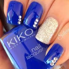 Es una excelente opción para decorar uñas pintadas en color azul marino claro, agregando un toque azul marino en mate: Pin En Belleza De Manos Y Pies
