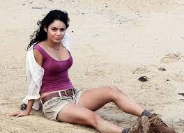 The mysterious island is a race against time to survive, but the inclusion of new characters adds a little more interest. Cole Smithey Reviews Journey 2 The Mysterious Island