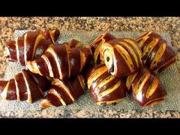 48 Croissants Et Pains Au Chocolat Bicolores كرواصون وبتي بان بشكل جديد ومميز Youtube Food Bread Bread And Pastries
