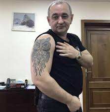 У стерненко тату на руке, как у меня дома на диване. Specialisty Obyasnili Chto Oznachaet Tatuirovka Prokurora Matiosa S Sovoj Na Zone