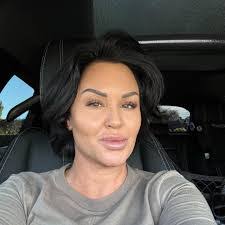 Cristina Thomson's Instagram, Twitter & Facebook