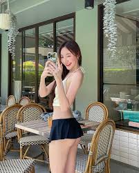 หลุดโฟกัส! อินฟลูฯ ดัง สวมชุดเซต เห็นบั้นท้าย โชว์เรียวขาอย่างสวย