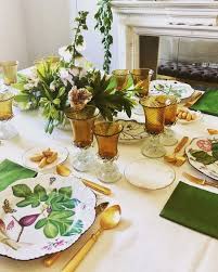 Beatriz Satrustegui On Instagram Tb Este Centro De Mesa Combina Magistralmente Tulipanes De Porcelana Flores Table Decorations Decor Home Decor