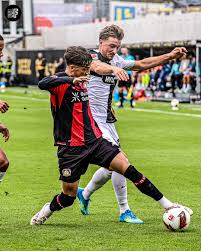 Elversberg 🇩🇪 venció 3-2 a Bayer Leverkusen 🇩🇪 en su debut en la  Bundesliga 🏆🇩🇪. Fue un encuentro histórico para el conjunto local, que  disputaba el primer partido de su historia en