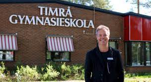 Ett stenkast från skolan finner du ishallen e.on arena, sporthall, tennishall, fotbollshall och idrottsplats med elljusspår. Samtal Om Politik Pa Timra Gymnasium