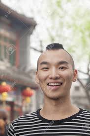 Entre las miles de imagenes en internet relacionadas con cortes de pelo hombre jovenes hemos elegido lo mejor para ti incluyendo cortes de pelo para hombres 2020 tendencias y 200 fotos hombre joven del medio. Hombre Joven Con Corte De Pelo Mohawk Sonriente Mirando A La Camara Fotos Retratos Imagenes Y Fotografia De Archivo Libres De Derecho Image 35991463