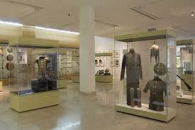 Muzium kesenian islam malaysia merupakan muzium yang pertama dan terbesar di rantau asia tenggara yang dikhususkan bagi kesenian islam. Islamic Arts Museum Malaysia Albukhary Foundation