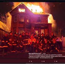 Klick das bild brennende holzscheite an, um die druckversion zu sehen. Detroit Feuerwehr Posiert Vor Brennendem Haus Welt