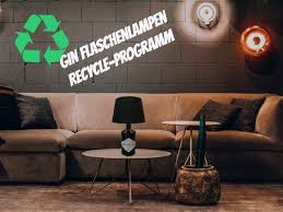 Drei tanqueray gin flaschen auf einer eiben baumscheibe mit zinn einlage und einer 40 er led minilichterkette in weiß. Gin Flaschenlampe Selbst Bauen Oder Bauen Lassen Anleitung