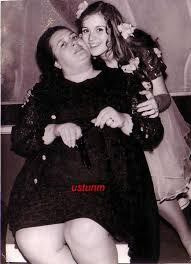 4 nisan 1951 tarihinde bulgaristan göçmeni tüccar bir babanın, üç kızından üçüncüsü i̇stanbul'da dünyaya geldi. Nilufer Kocyigit Ve Annesinin Fotografi Efemera Kitantik 121180528078