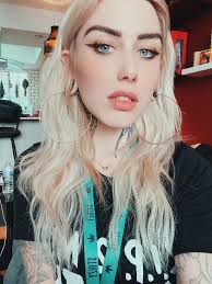 Roxanne Crisp's Instagram, Twitter & Facebook