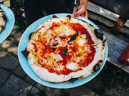 Napoli pizza vive una segunda juventud, aunando tradición y vanguardia, a la leña. Der Pizzawagen Forza Napoli Die Knusprigste Kruste Untergiesings Mit Vergnugen Munchen