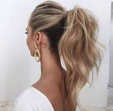 Chez denis basso la queue de cheval bouclée se veut rétro pour une coiffure. Facebook